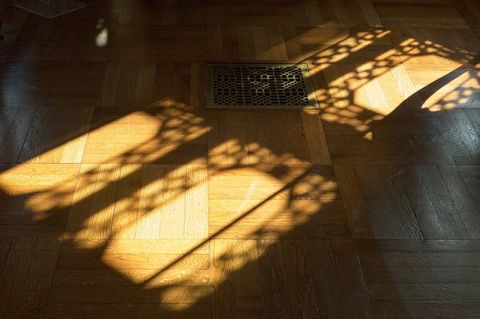 Почему геометрия укладки важнее цвета стен