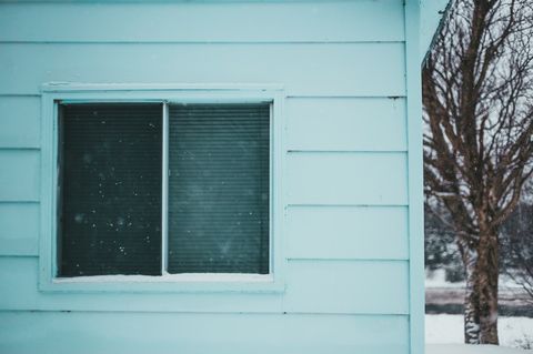 1. Почему после первой зимы на стенах и в углах появляется плесень?
